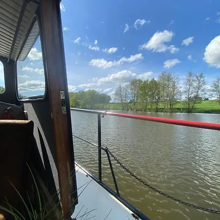 Les Pichies, Bateau Insolite, Le Nathalie Nath Апартаменты Saint-Leger-sur-Vouzance