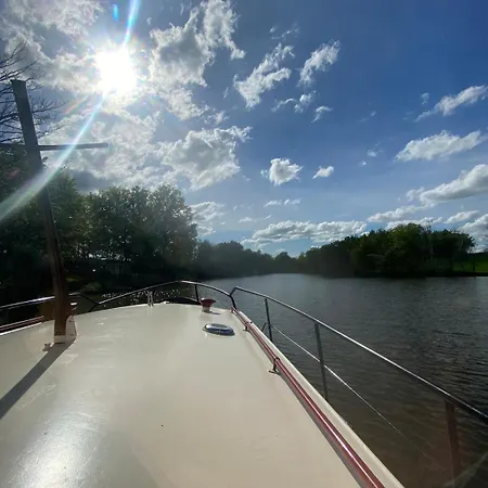 Les Pichies, Bateau Insolite, Le Nathalie Nath