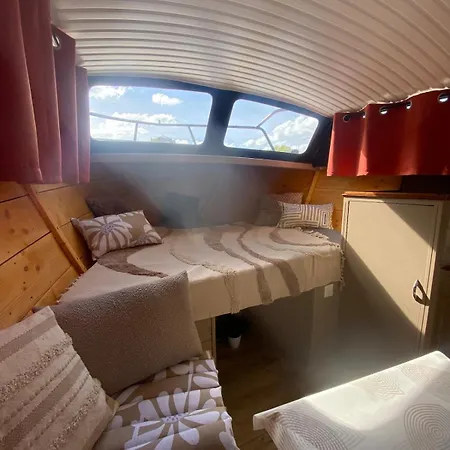 Les Pichies, Bateau Insolite, Le Nathalie Nath Saint-Leger-sur-Vouzance