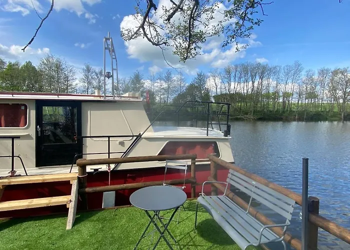 Appartement Les Pichies, Bateau Insolite, Le Nathalie Nath