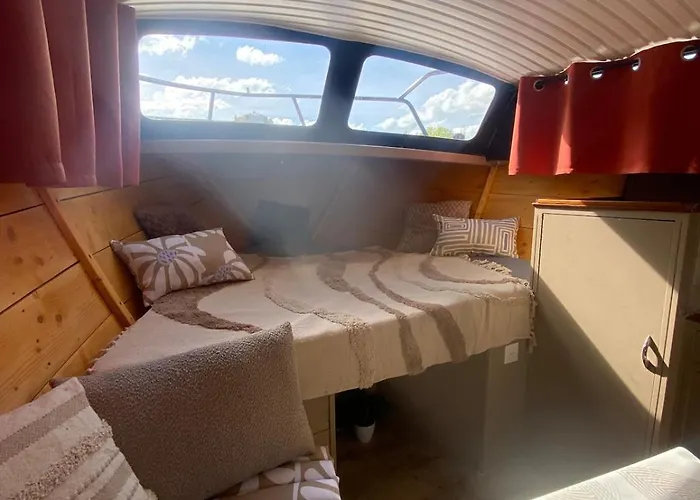 Les Pichies, Bateau Insolite, Le Nathalie Nath Saint-Leger-sur-Vouzance